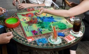 Playing Risk: By © Jorge Royan / http://www.royan.com.ar, CC BY-SA 3.0, https://commons.wikimedia.org/w/index.php?curid=50453387