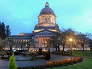 Imagine of the Washington State Capitol Building in the evening